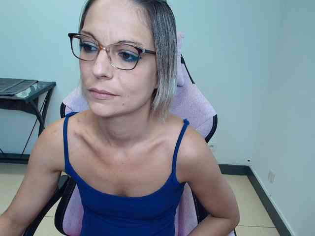 ErikaSexy1 webcam