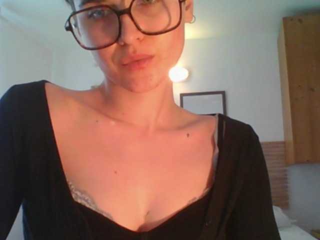 soft-sarah's BongaCams show and profile