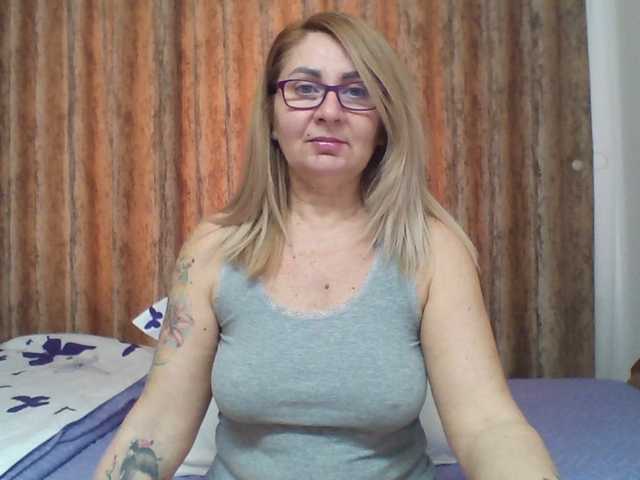 chaudeevely's BongaCams show and profile
