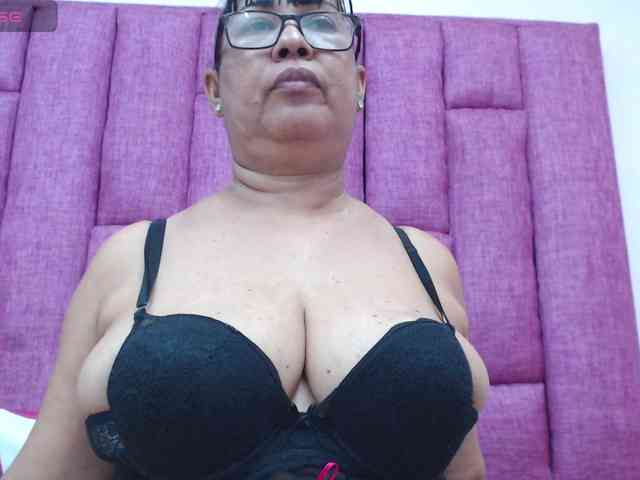 MilfPleasure1 webcam