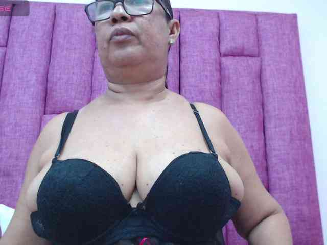 MilfPleasure1 webcam