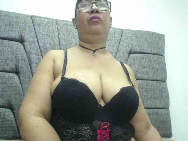 MilfPleasure1 webcam