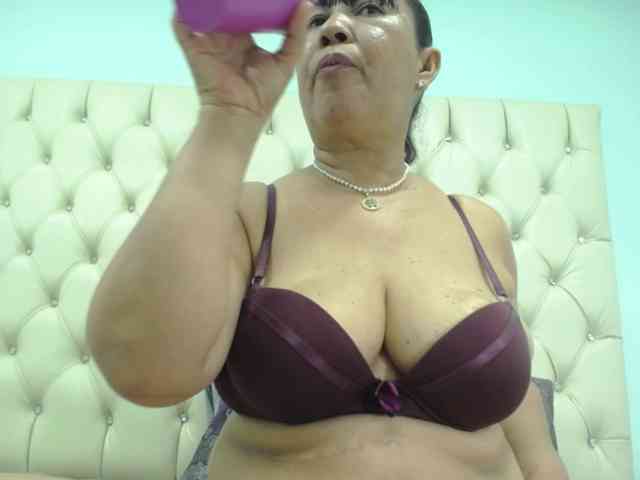 MilfPleasure1 webcam