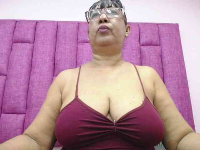 MilfPleasure1 webcam