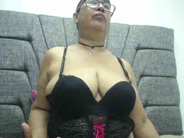 MilfPleasure1 webcam