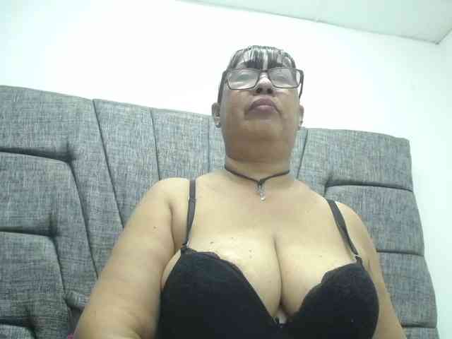 MilfPleasure1 webcam