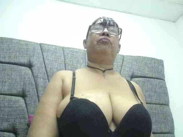 MilfPleasure1 webcam