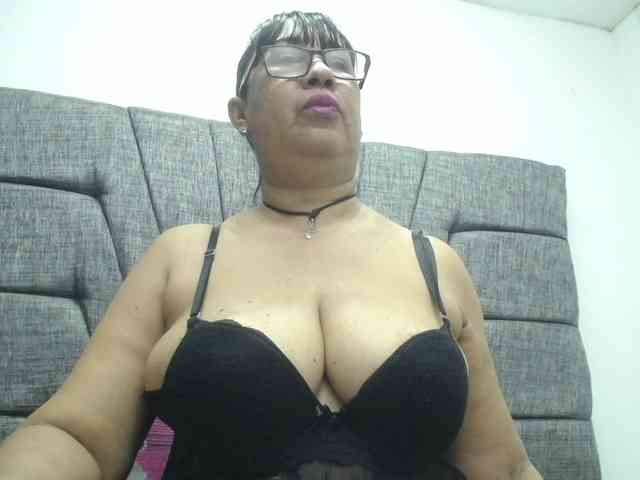 MilfPleasure1 webcam