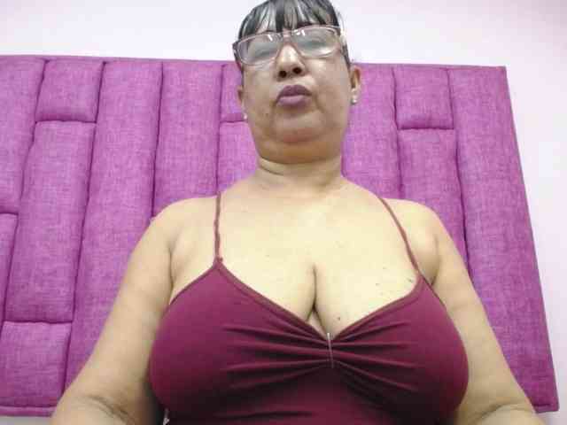 MilfPleasure1 webcam