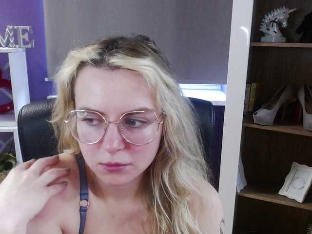 soft-zoey's BongaCams show and profile