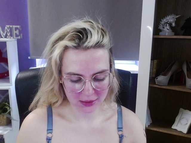 soft-zoey's BongaCams show and profile