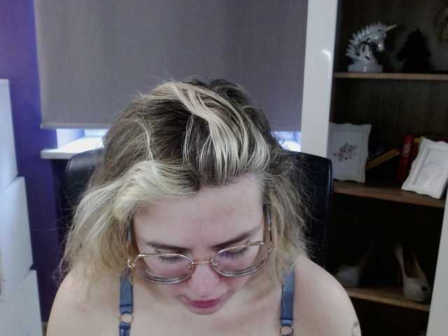 le modèle Soft-Zoey est en webcam porno dans un show sur le site bongacams, il possède les tags suivants: White/Caucasian,Blonde,Hairy
