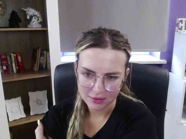 Soft Zoey (22, White Cam Girl) performing Live Sex.