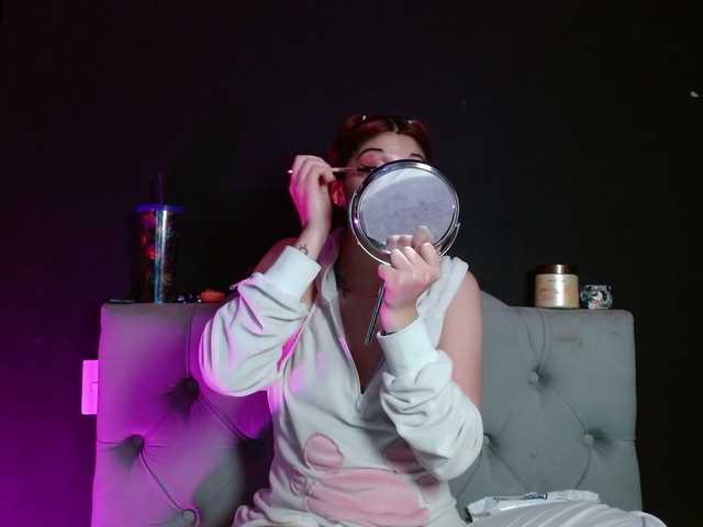 Red-moonn from BongaCams