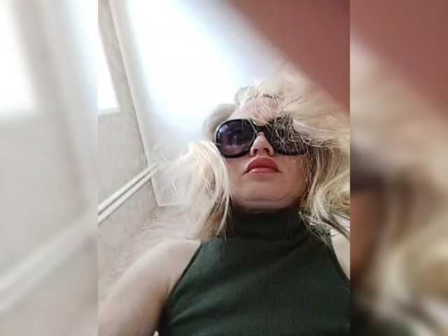 ElenCarr's BongaCams show and profile