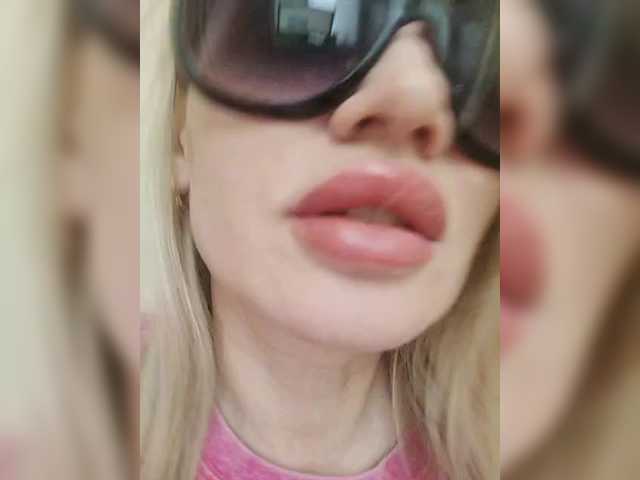 ElenCarr's BongaCams show and profile