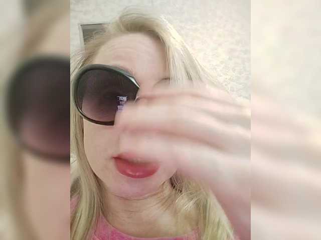 ElenCarr's BongaCams show and profile