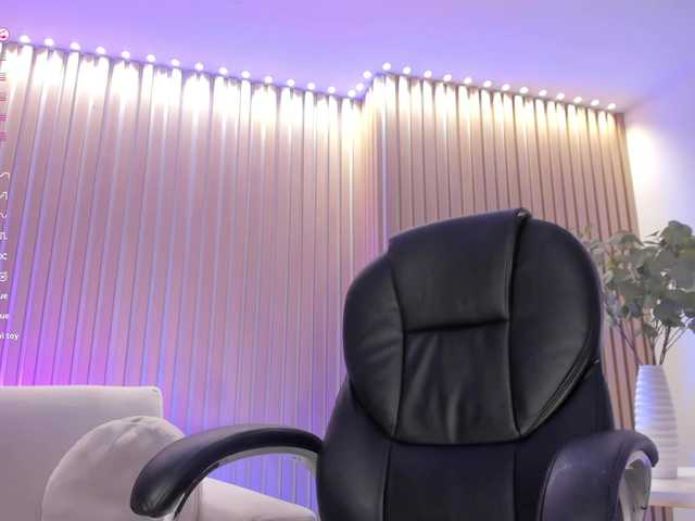  LizzHamilton chat room