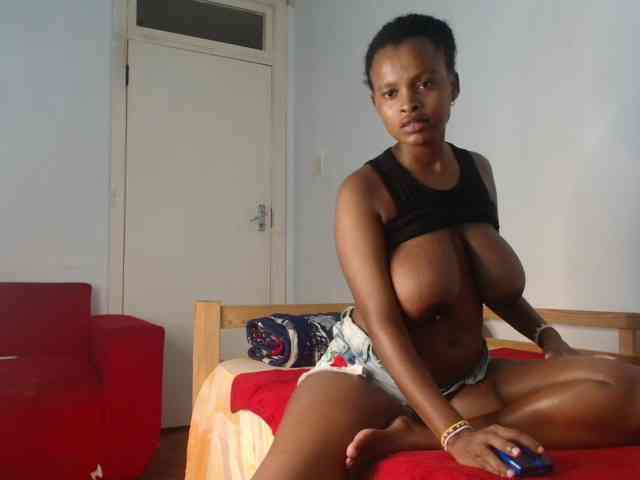 BlondQ2003 Live Webcam on BongaCams