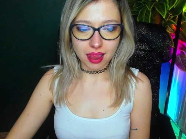 xxHeidiLove's BongaCams show and profile