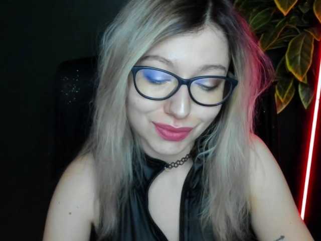 xxHeidiLove's BongaCams show and profile
