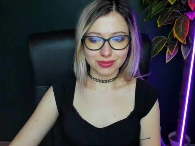 xxHeidiLove's BongaCams show and profile