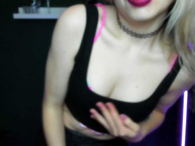 xxHeidiLove's BongaCams show and profile