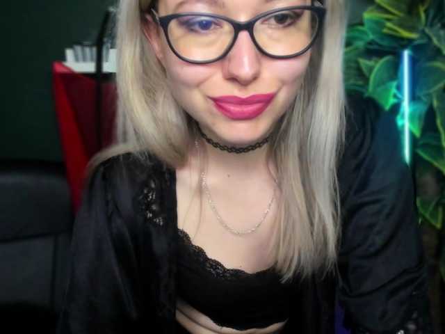 xxHeidiLove's BongaCams show and profile