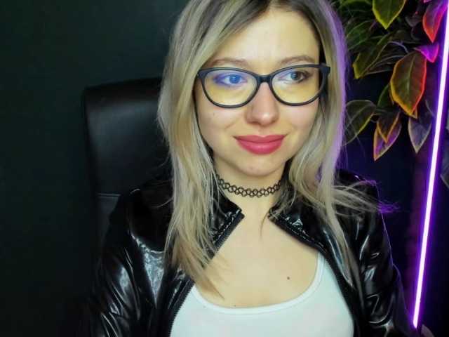 xxHeidiLove's BongaCams show and profile