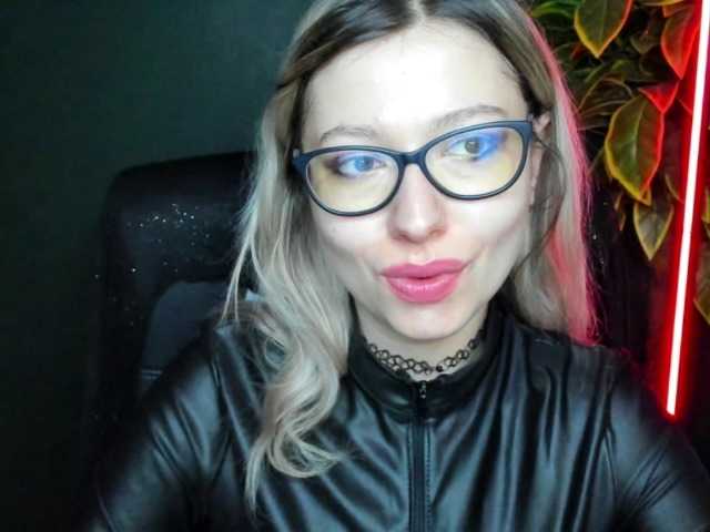 xxHeidiLove's BongaCams show and profile