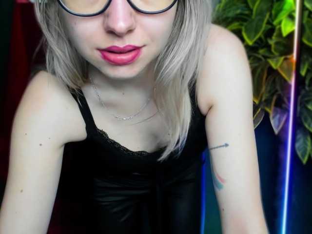 xxHeidiLove's BongaCams show and profile