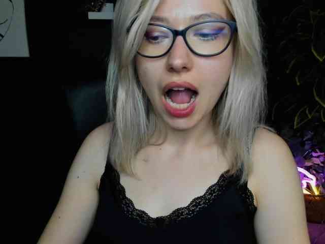 xxHeidiLove webcam