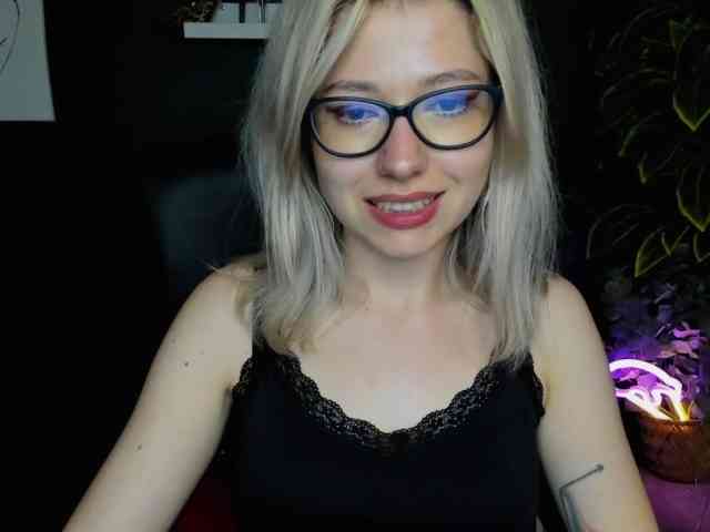 xxHeidiLove webcam