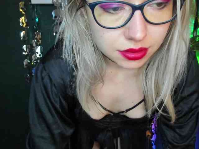 xxHeidiLove bongacams