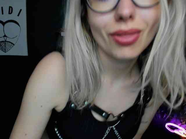 xxHeidiLove webcam