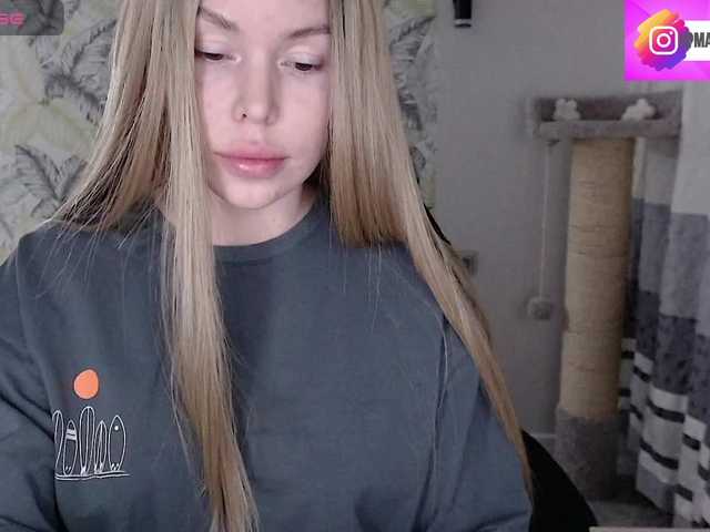 Foxymoxy19's BongaCams show and profile