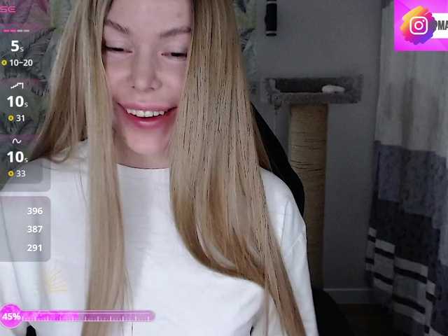 Foxymoxy19's BongaCams show and profile