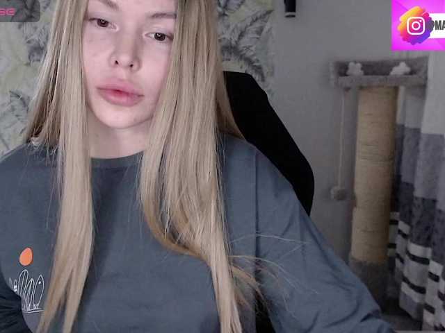 Foxymoxy19's BongaCams show and profile