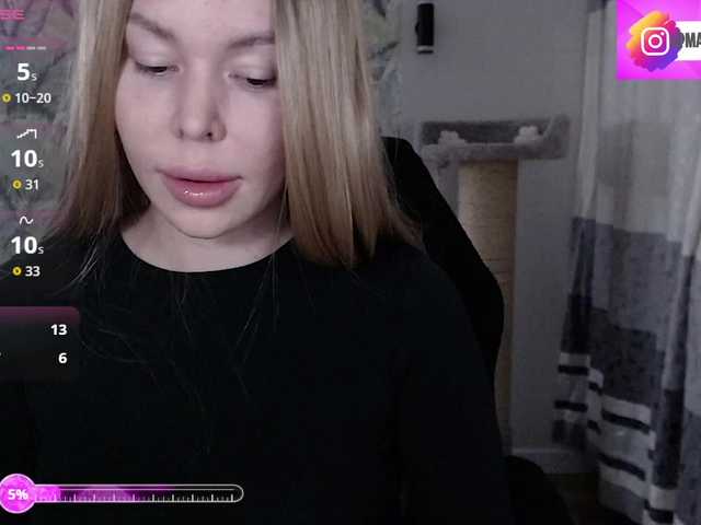 Foxymoxy19's BongaCams show and profile