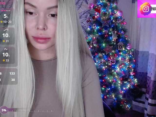 Foxymoxy19's BongaCams show and profile