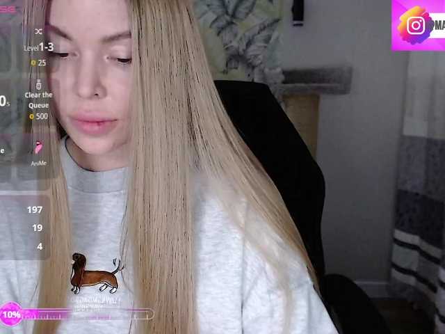 Foxymoxy19's BongaCams show and profile