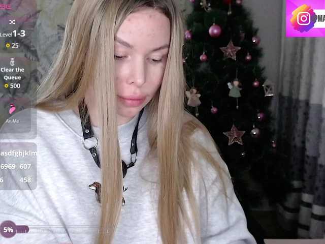 Foxymoxy19's BongaCams show and profile