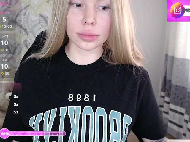 Foxymoxy19's BongaCams show and profile