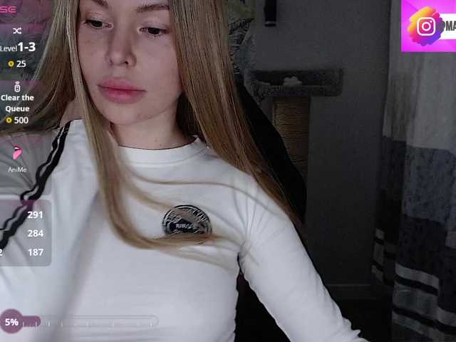 Foxymoxy19's BongaCams show and profile
