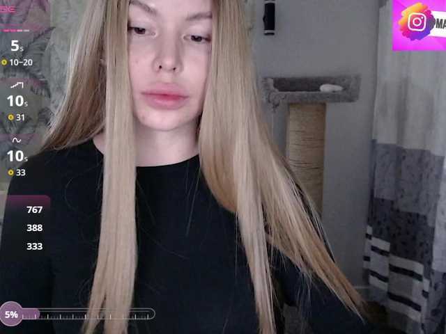 Foxymoxy19's BongaCams show and profile