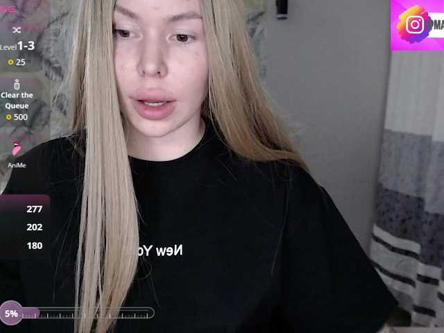 Foxymoxy19's BongaCams show and profile