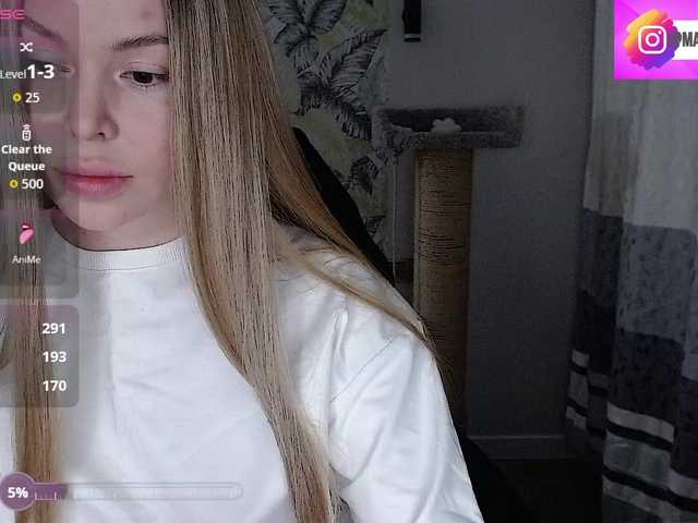 Foxymoxy19's BongaCams show and profile