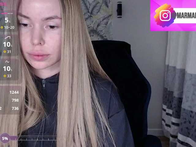 Foxymoxy19's BongaCams show and profile