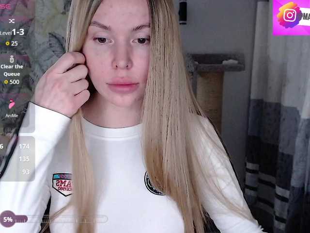 Foxymoxy19's BongaCams show and profile