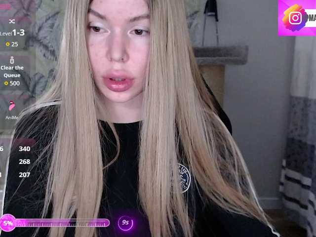 Foxymoxy19's BongaCams show and profile